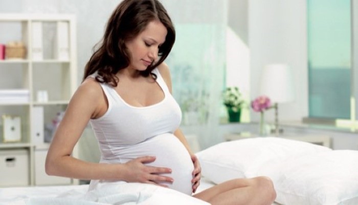 Femme s'interrogeant sur l'accouchement