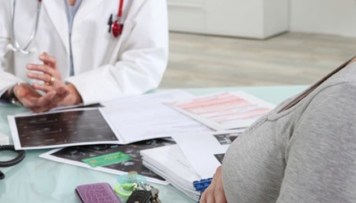 Médecin et femme enceinte en consultation