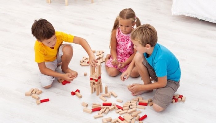 Enfants qui jouent à un jeu de construction