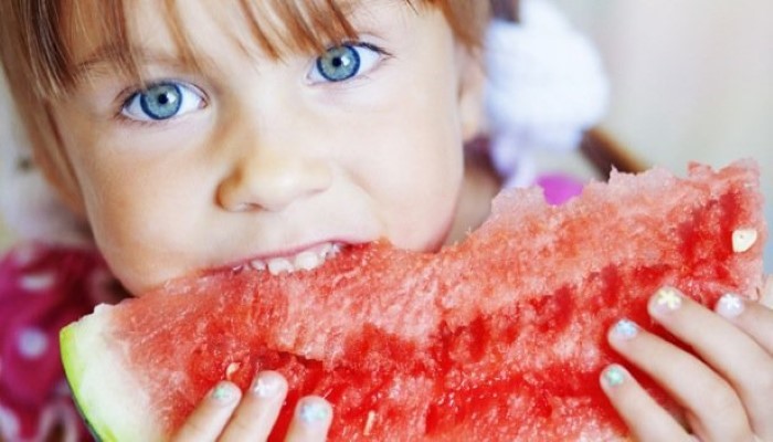 Enfant qui mange de la pastèque