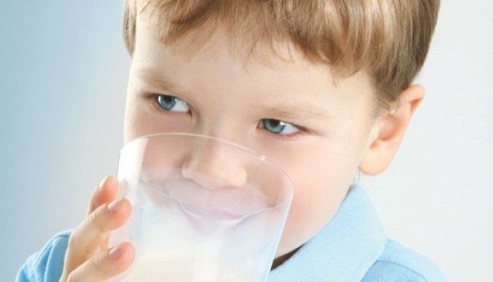 Enfant qui boit un verre de lait