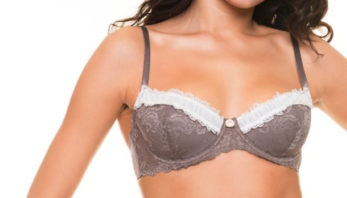 Femme enceinte portant un soutient-gorge