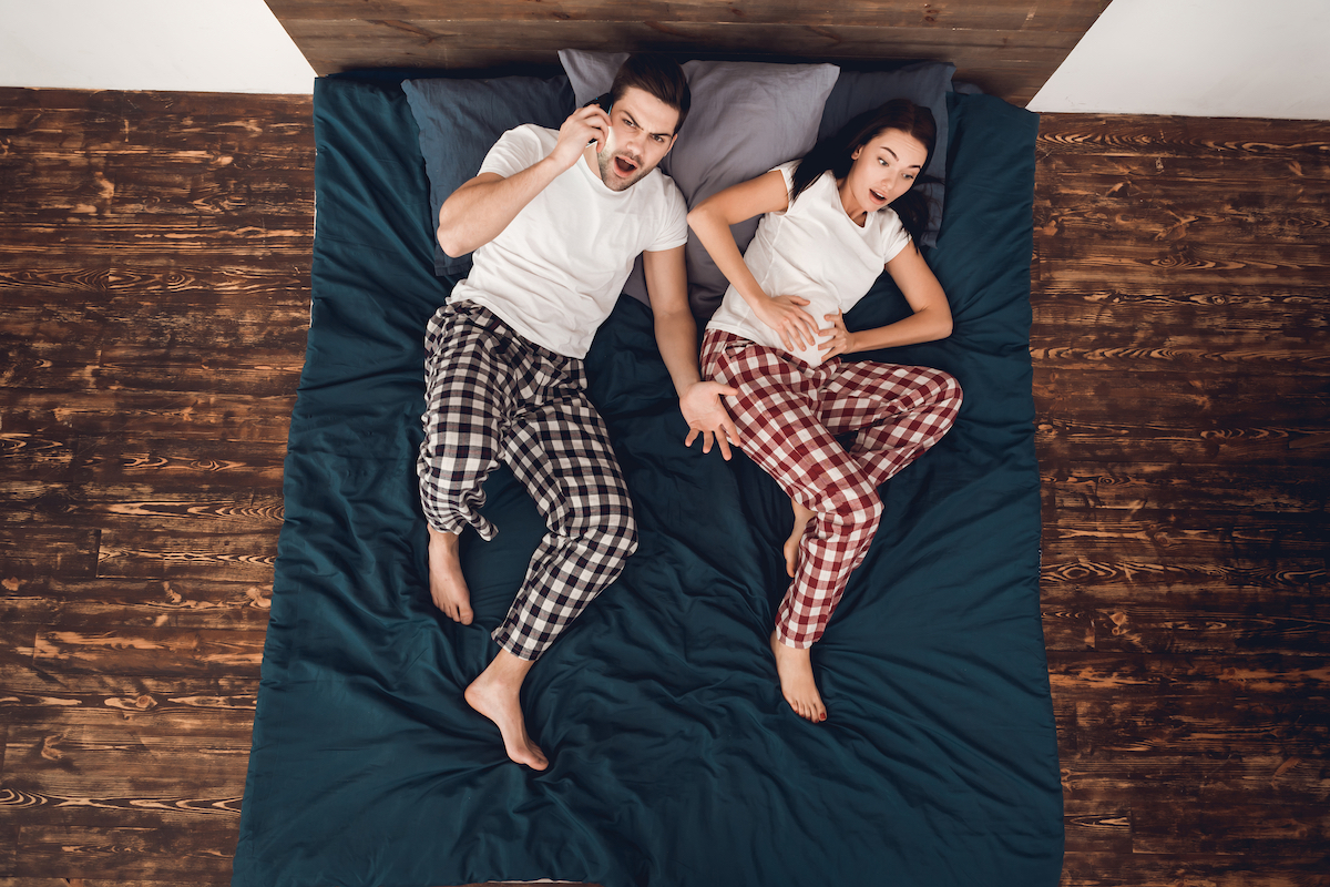 Femme enceinte souffrant de contractions Femme enceinte souffrant de contractions