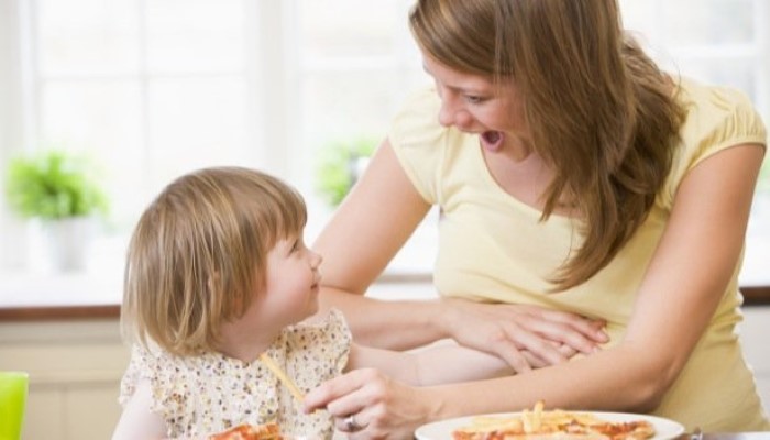 Maman et petite fille à table