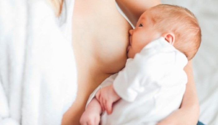 maman allaitant son bébé