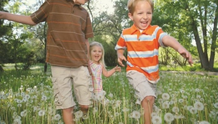 Enfants courants dans l'herbe