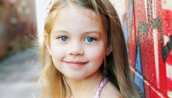 Petite fille au yeux bleus