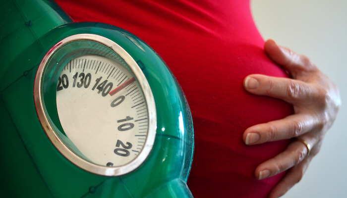 Femme enceinte mange du chocolat