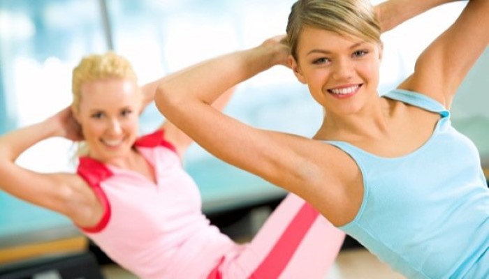 Femme enceinte faisant du sport après l'accouchement Femme enceinte faisant du sport après l'accouchement