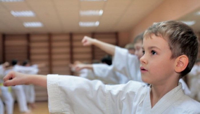 Enfant qui fait du judo