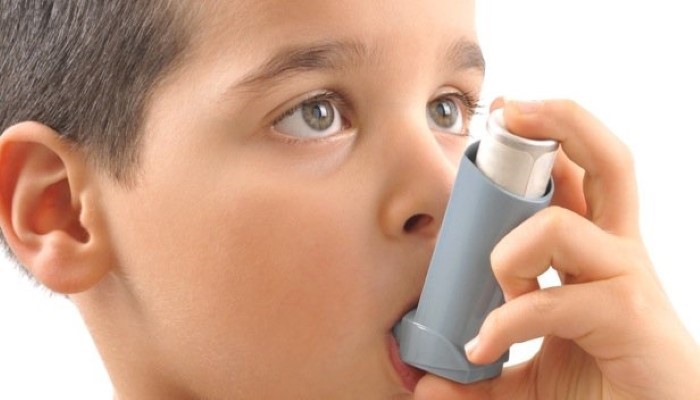 Enfant avec un inhalateur