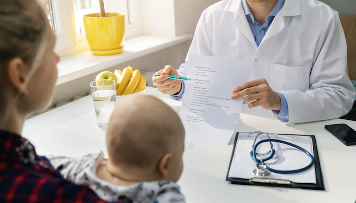 Bébé qui prend le sein Bébé qui prend le sein