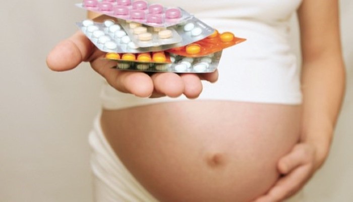 Femme enceinte avec des medicaments dans la main Femme enceinte avec des medicaments dans la main