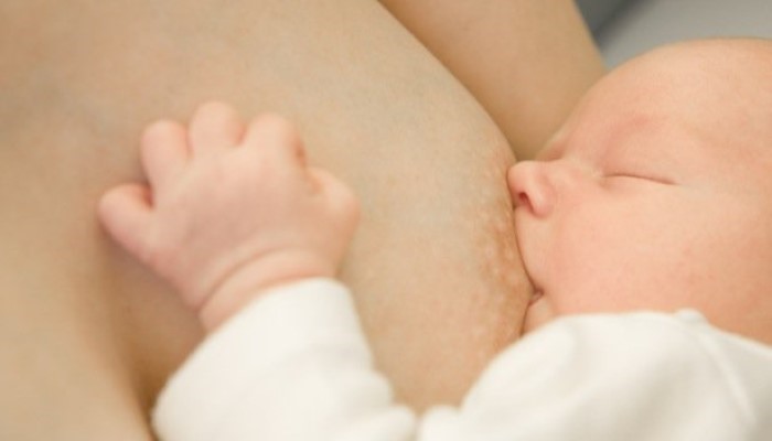 Bébé qui prend le sein Bébé qui prend le sein