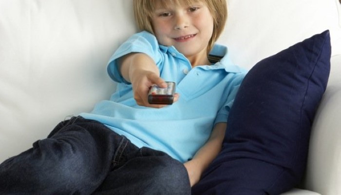 Enfant qui tient une télécommande Enfant qui tient une télécommande