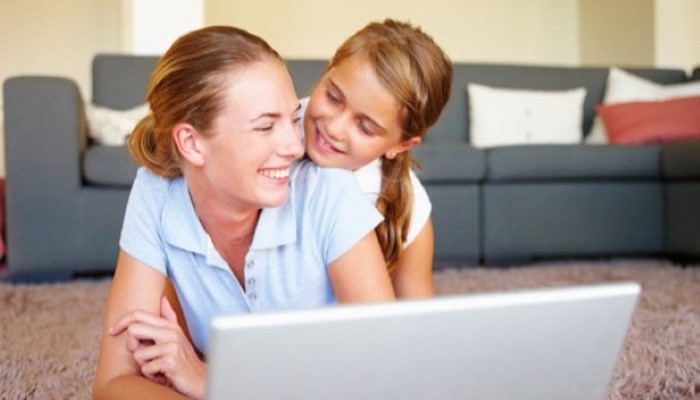 Maman et sa fille devant l'ordinateur