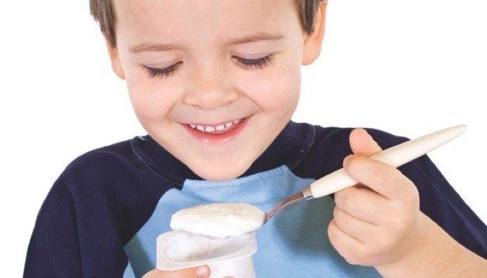 Petit garçon qui mange un yaourt