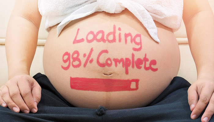 Femme enceinte met de la crème Femme enceinte met de la crème