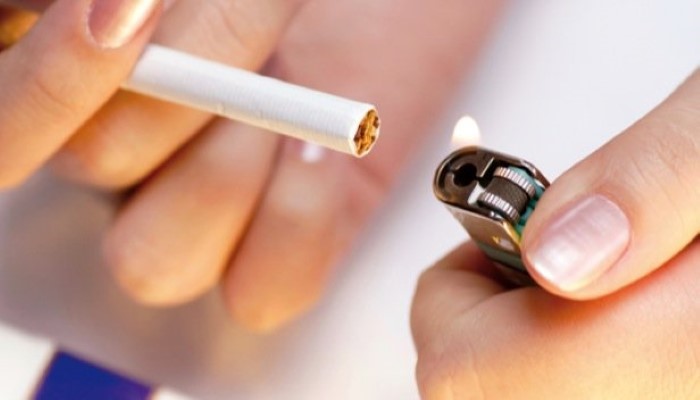 Maman s'allumant une cigarette