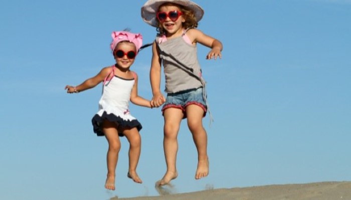 Petites filles à la plage