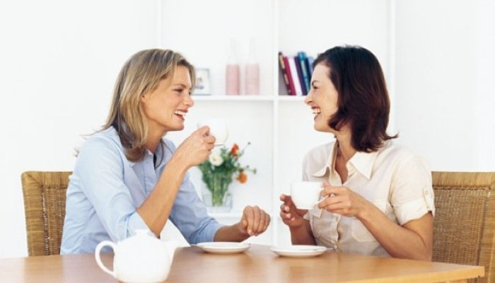 Deux femmes qui prennent le thé Deux femmes qui prennent le thé