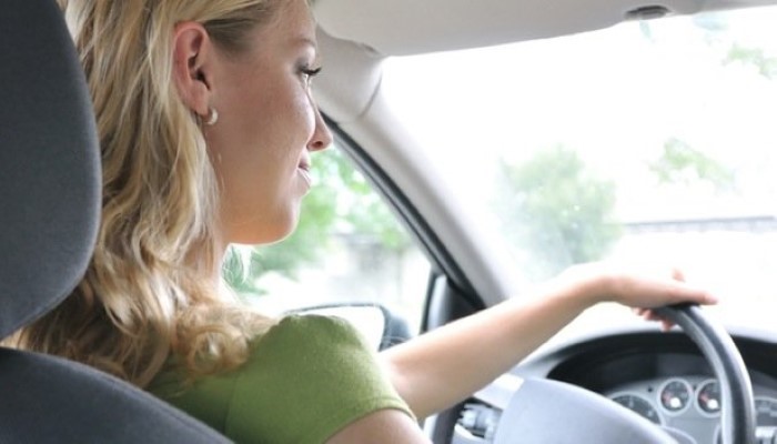 Femme enceinte en voiture