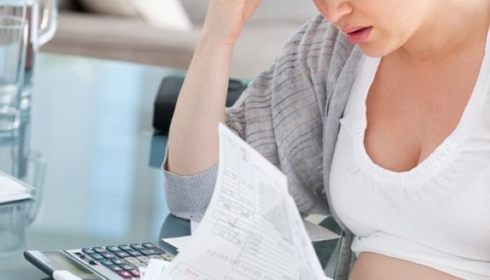 Femme enceinte stressée à cause du travail Femme enceinte stressée à cause du travailv