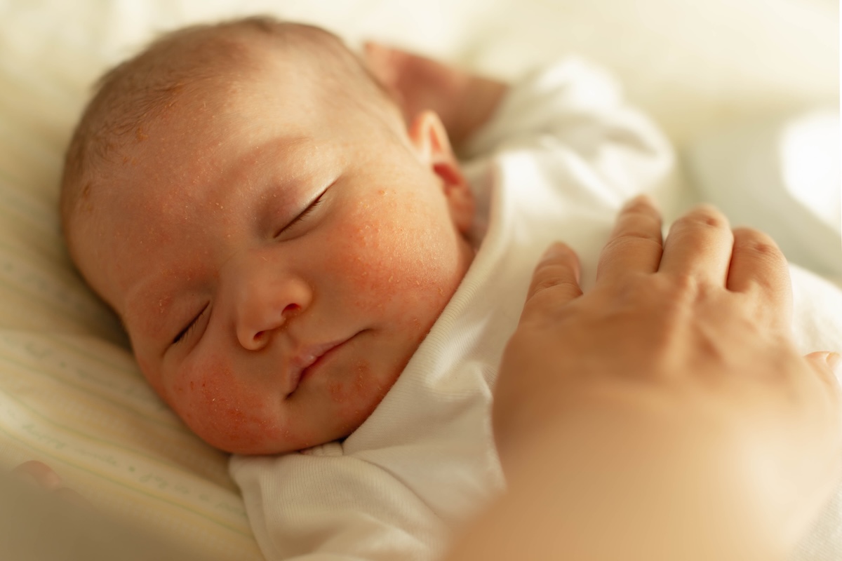 Bébé à la plage en été