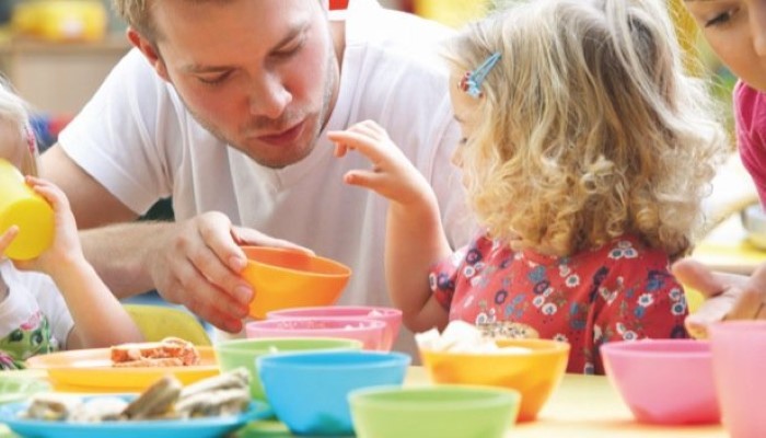 Petite fille aux cheveux bouclés Petite fille aux cheveux bouclés