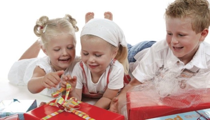 Enfants qui ouvrent leurs cadeaux Enfants qui ouvrent leurs cadeaux