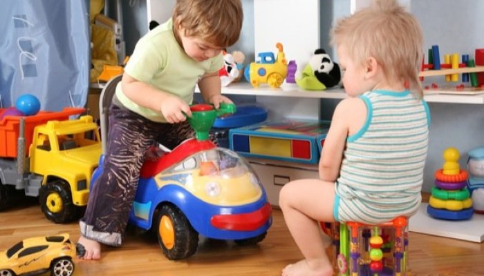 Deux enfants qui jouent à la crèche Deux enfants qui jouent à la crèche