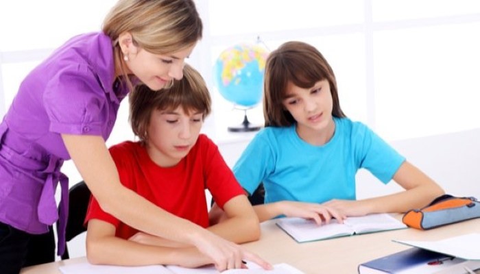 Professeur qui aide ses élèves Professeur qui aide ses élèves