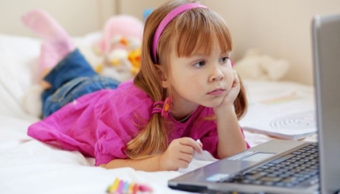 Petite fille devant un ordianateur Petite fille devant un ordianateur