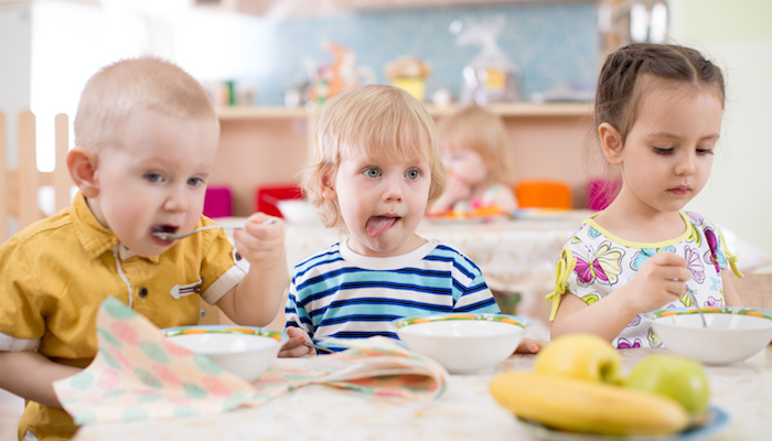Bébé qui mange sa purée tout seul Bébé qui mange sa purée tout seul