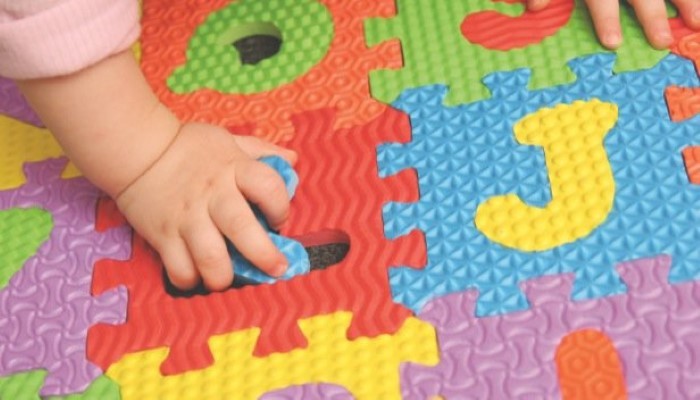 Bébé qui joue à la crèche Bébé qui joue à la crèche