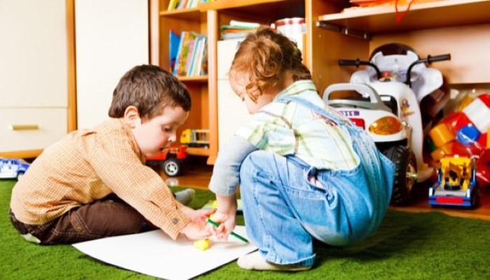 Deux enfants qui jouent à la crèche Deux enfants qui jouent à la crèche