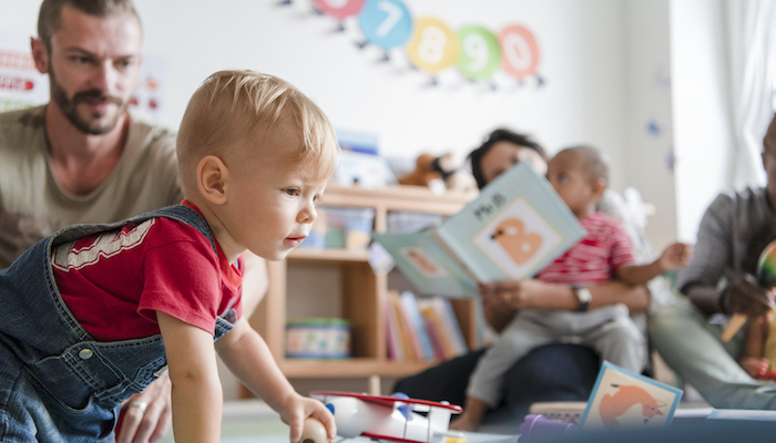 Deux enfants jouant avec une éducatrice Deux enfants jouant avec une éducatrice