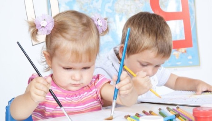 Deux enfants en train de peindre Deux enfants en train de peindre