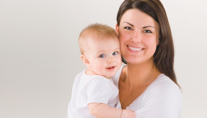 Bébé dans les bras de sa maman Bébé dans les bras de sa maman
