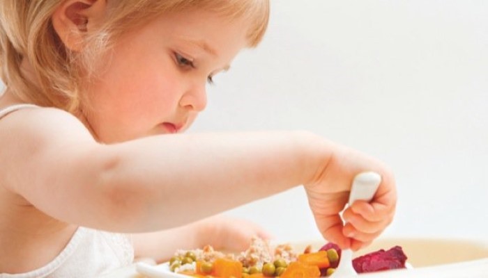 Enfant face à son assiette