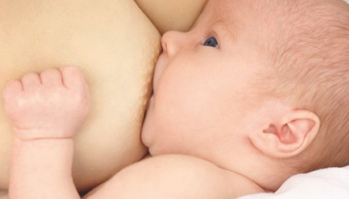 Bébé prenant le sein
