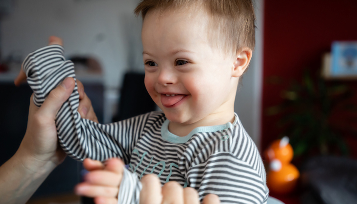 Maman et son petit enfant trisomique