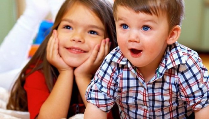 Enfants regardant la télévision Enfants regardant la télévision