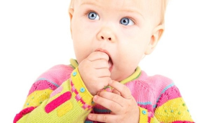 Bébé qui met quelque chose à la bouche Bébé qui met quelque chose à la bouche