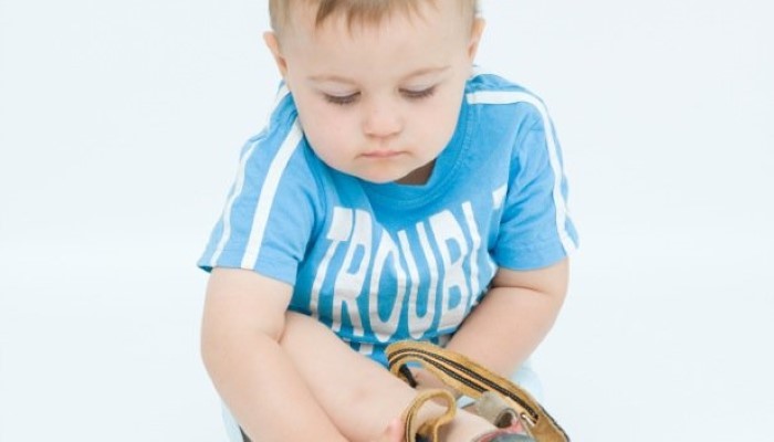 Enfant qui met ses chaussures