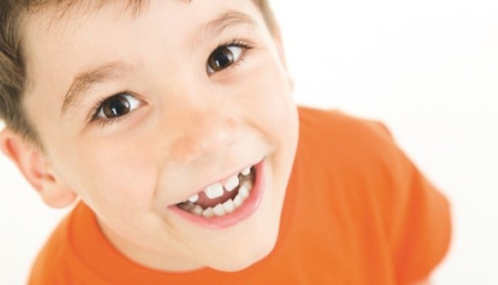 Petit garçon qui sourit Petit garçon qui sourit