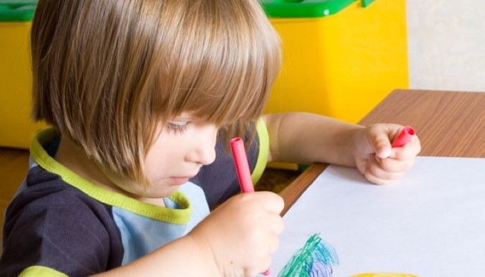 Petit enfant qui dessine Petit enfant qui dessine