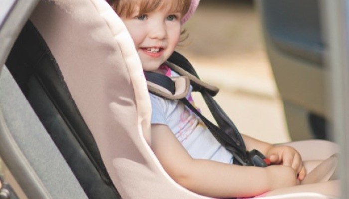 Enfant dans un siège auto Enfant dans un siège auto