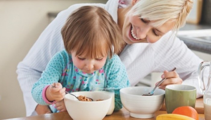 Enfant qui prend son petit déjeuner