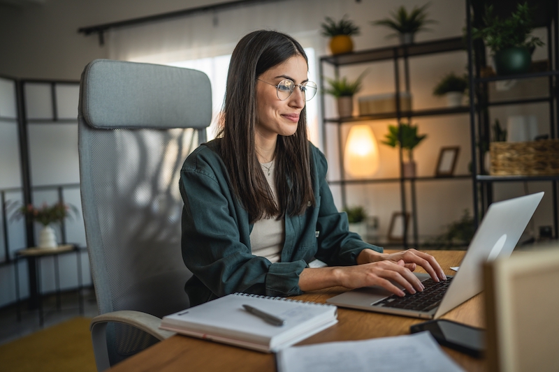 Femme au travail devant son ordinateur Femme au travail devant son ordinateur